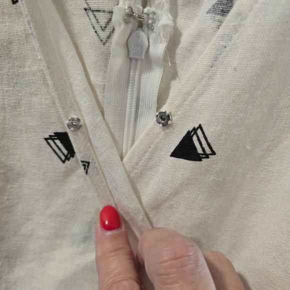 Lush White Black Geometric Triangle Print V Neck Button Snap Short Romper S - Picture 2 of 9